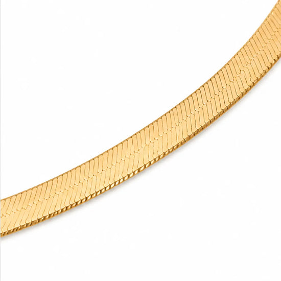 Aurenza – Gold necklace and earring set, textured medallion, flat snake chain