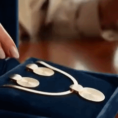 The gold set that finishes the outfit