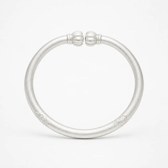 Florelle – Vintage Floral Silver Bangle with Open Cuff